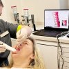 Frau mit Intraoralsscanner mit einer Patientin