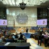 großer Plenarsaal mit Bundesadler an der Wand, ein Mann steht in der Mitte und spricht