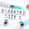 mehrere nsulin-Spritzen, in der Mitte weiße Buchstaben-Würfel, die Diabetes Typ1 anzeigen