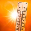 Thermometer zeigt über 40 Grad Celsius an, im Hintergrund grell die Sonne