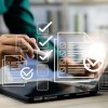 Hand setzt Häkchen in digitaler Checkliste