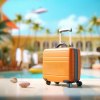 kleiner Reisekoffer in Hotelhof mit Pool und Palme