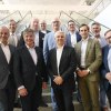 Viele Männer stellen sich auf einer Treppe fürs Foto auf