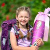 Schulanfängerin mit Ranzen und Schultüte in Lila/Pink