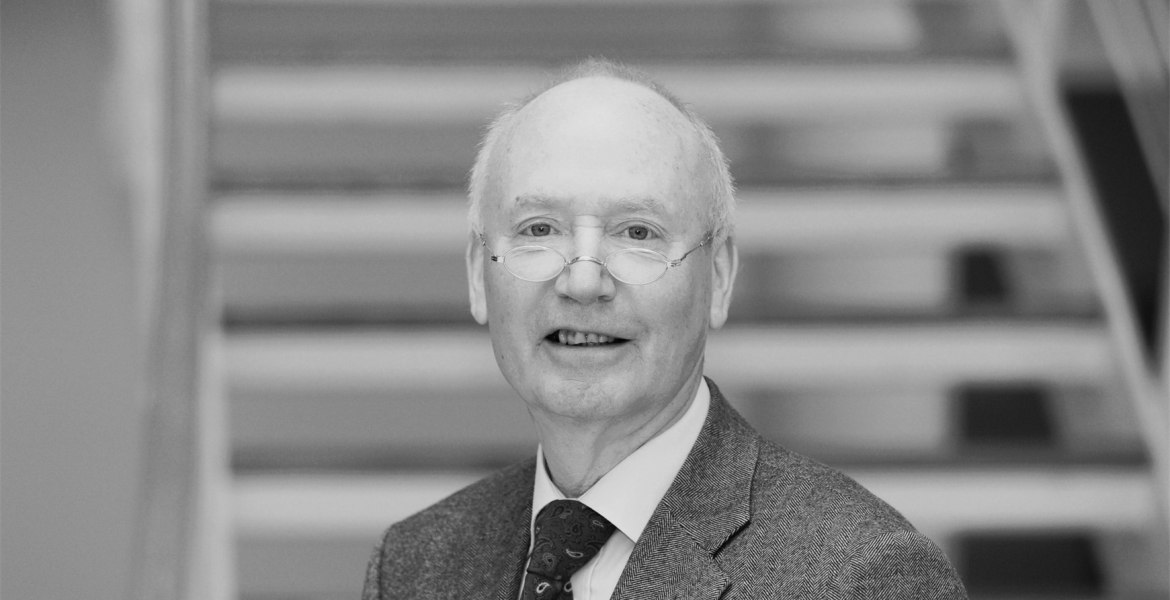 Portraitaufnahme von Prof. Gängler in schwarz-weiß