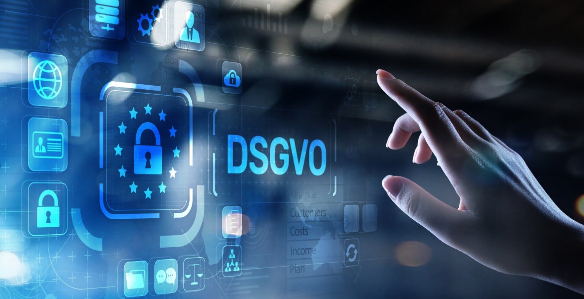 Hand zeigt auf virtuelle, transparente Darstellung von verschiedenen Daten und DSGVO