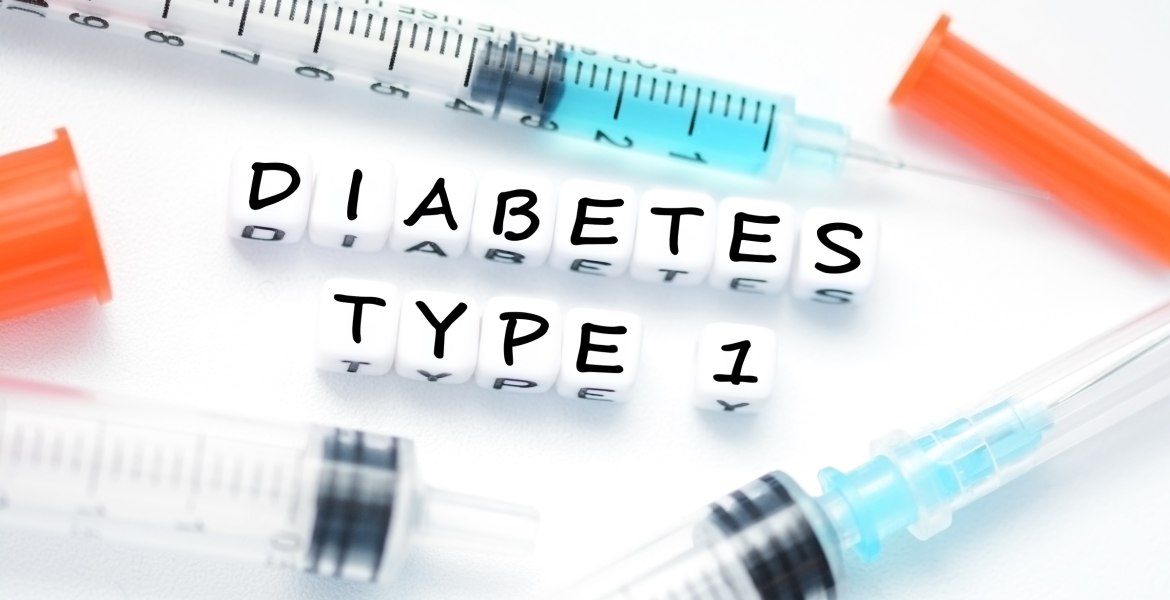 mehrere nsulin-Spritzen, in der Mitte weiße Buchstaben-Würfel, die Diabetes Typ1 anzeigen