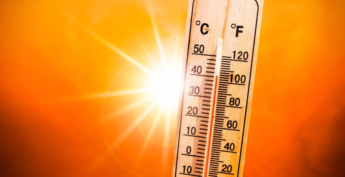 Thermometer zeigt über 40 Grad Celsius an, im Hintergrund grell die Sonne