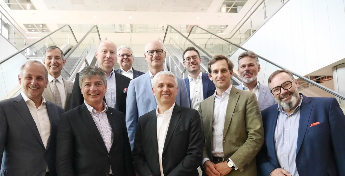 Viele Männer stellen sich auf einer Treppe fürs Foto auf