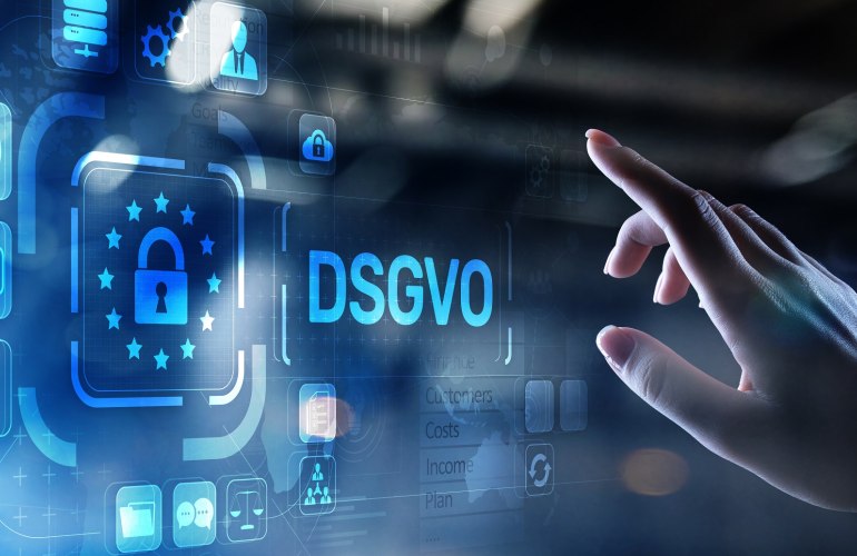 Hand zeigt auf virtuelle, transparente Darstellung von verschiedenen Daten und DSGVO